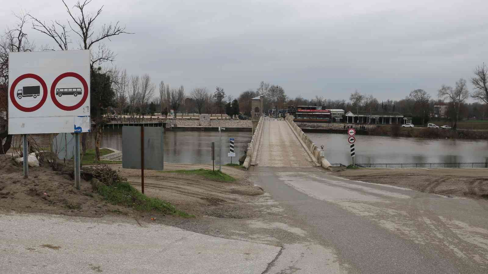 Edirne’de akaryakıt istasyonundaki hırsızlık anı kamerada Edirne’de bir akaryakıt istasyonunda meydana gelen hırsızlık olayı saniye saniye güvenlik kamerasına yansıdı. Edinilen bilgiye göre, hırsızlık ...