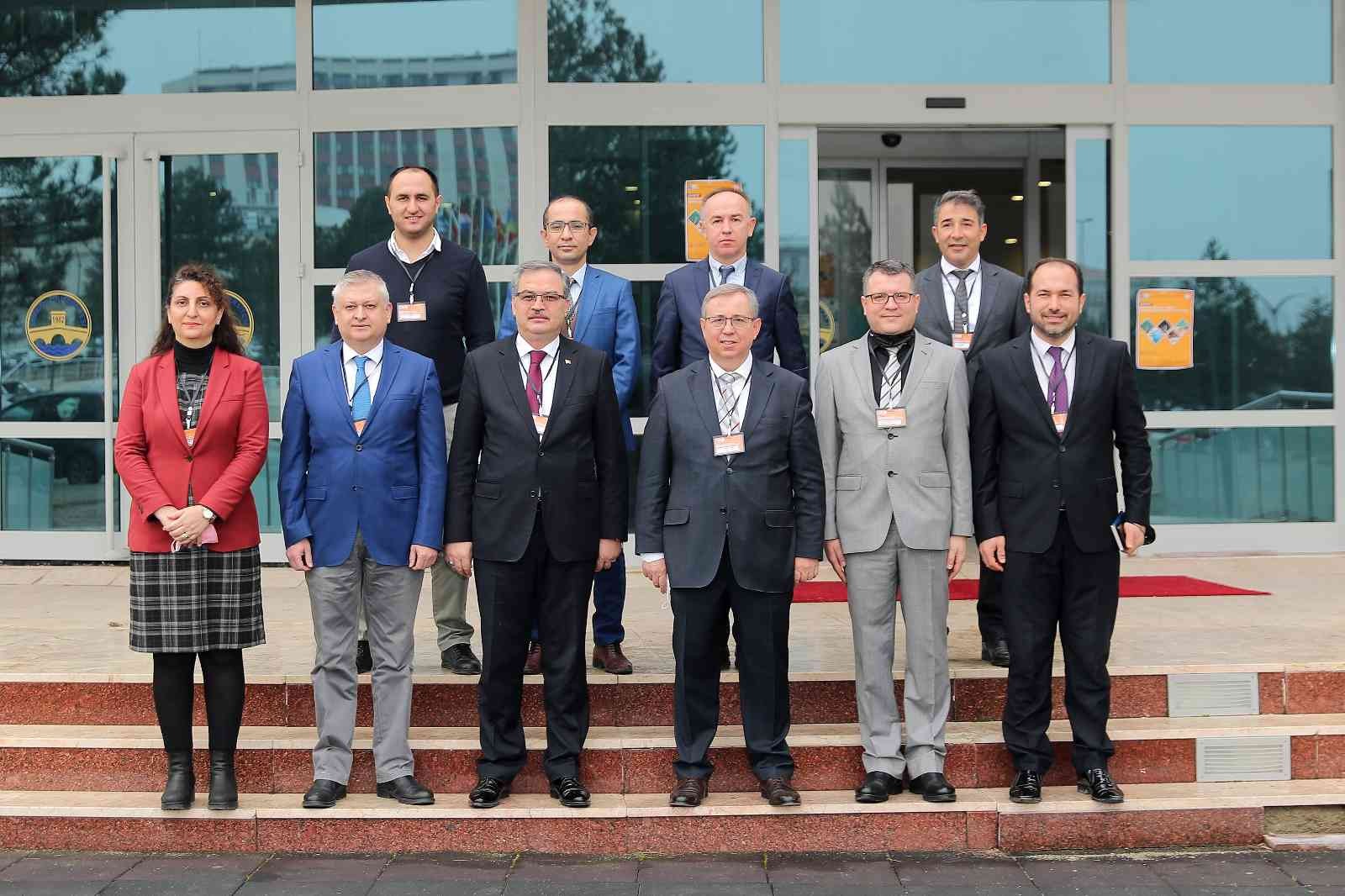 Edirne’de pandemi öncesi ve sonrası dezavantajlı bölgedeki çocukların eğitim sorunları konuşuldu Trakya Üniversitesi Roman Dili ve Kültürü Araştırmaları Enstitüsü tarafından Edirne İl Milli Eğitim Müdürlüğü ile iş birliğiyle “Pandemi Öncesi ...