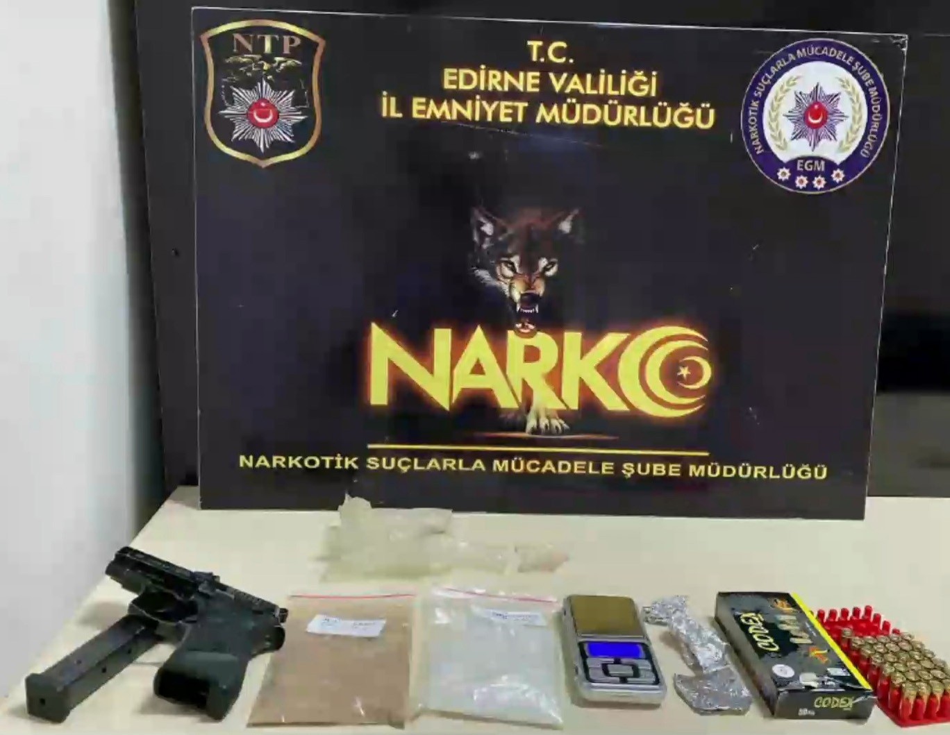 Edirne’de uyuşturucu operasyonu: 3 gözaltı Edirne’de polis ekiplerince, uyuşturucu ticareti yapanlara yönelik yürütülen çalışmalar kapsamında ev ve araçlarda yapılan operasyon sonucu 3 ...