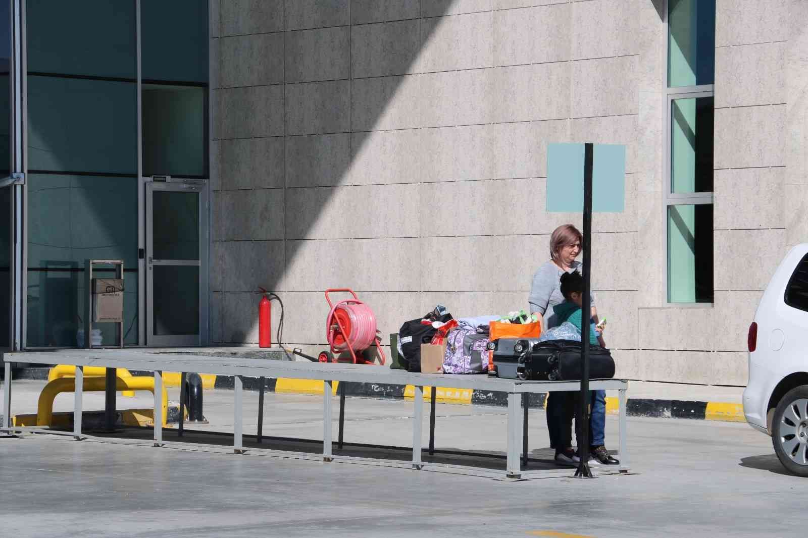 Edirne’den yurda giriş yapanlar yaşadıklarını anlattı: "Tankların yandığını gördük” Rusya’nın Ukrayna’ya saldırması sonrasında Edirne’deki Hamzabeyli ve Kapıkule sınır kapılarından yurda giriş yapan Türk vatandaşları ...