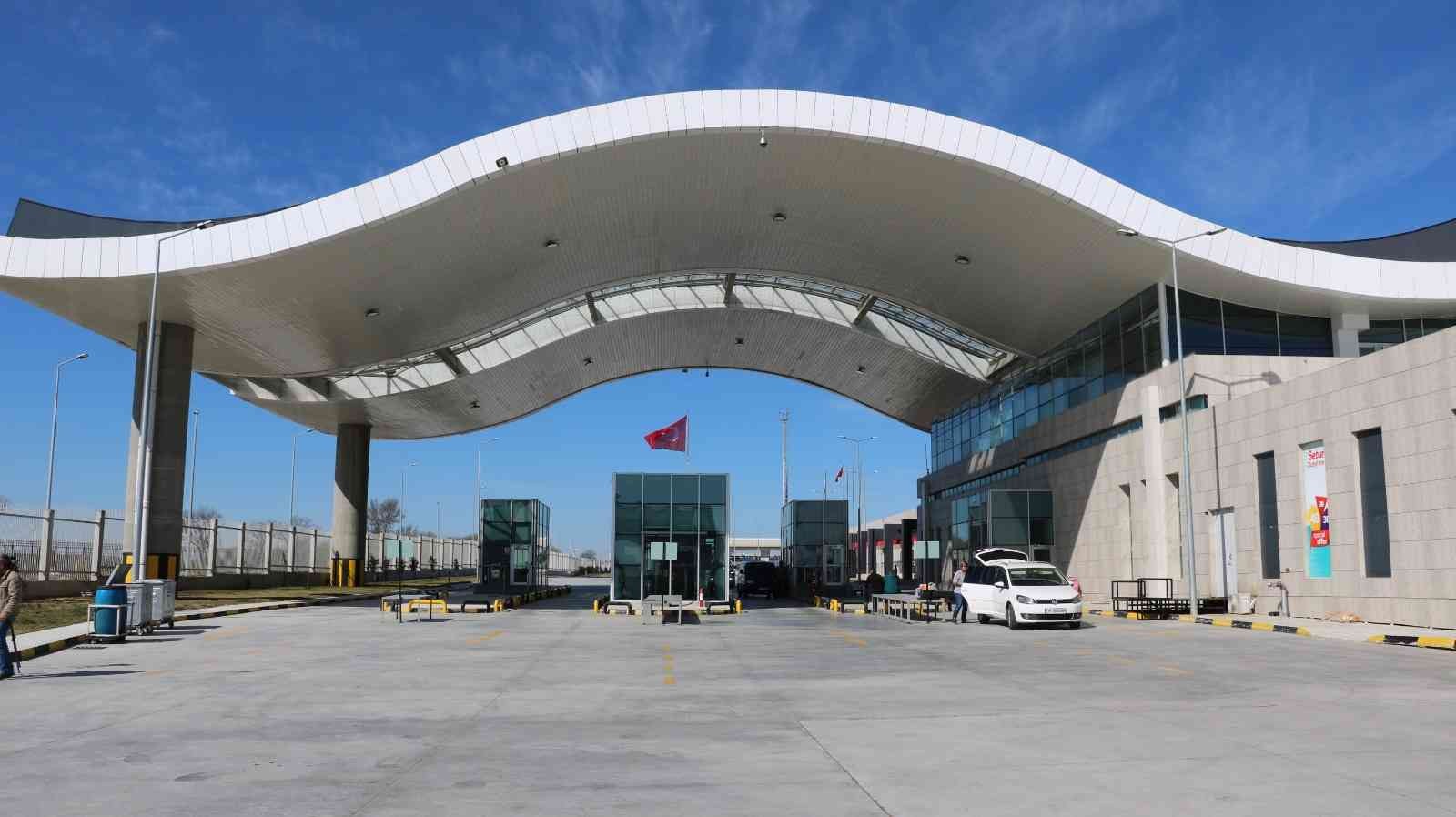 Edirne’den yurda giriş yapanlar yaşadıklarını anlattı: "Tankların yandığını gördük” Rusya’nın Ukrayna’ya saldırması sonrasında Edirne’deki Hamzabeyli ve Kapıkule sınır kapılarından yurda giriş yapan Türk vatandaşları ...