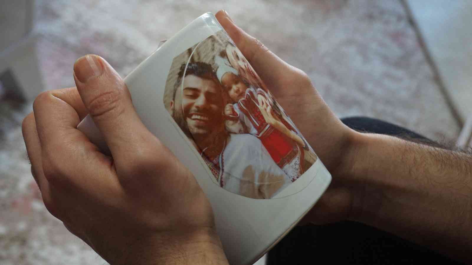 Ukrayna’nın başkenti Kiev yakınlarında bulunan Hmelnitzki şehrinde eşi ve kızı mahsur kalan Edirneli Kutsal Bora’nın umutlu bekleyişi yürekleri ...