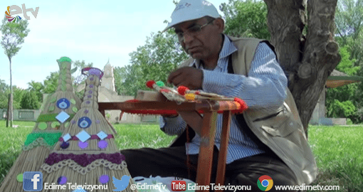 ELLERİYLE ÜRETİYOR