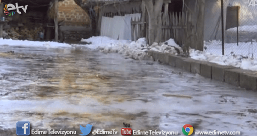 ERİYEN KAR SULARI YATALAK HASTANIN EVİNİ BASTI