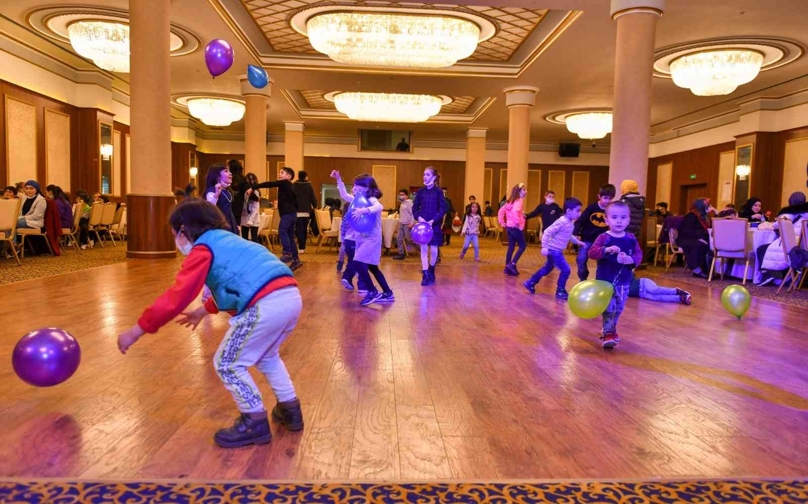 Esenyurt’ta özel çocuklara özel şenlik Esenyurt Belediyesi, ilçede yaşayan özel çocuklar için ‘Özel Çocuk Şenliği’ düzenledi. Aileleriyle birlikte şenliğe katılan çocuklar, tiyatro ...