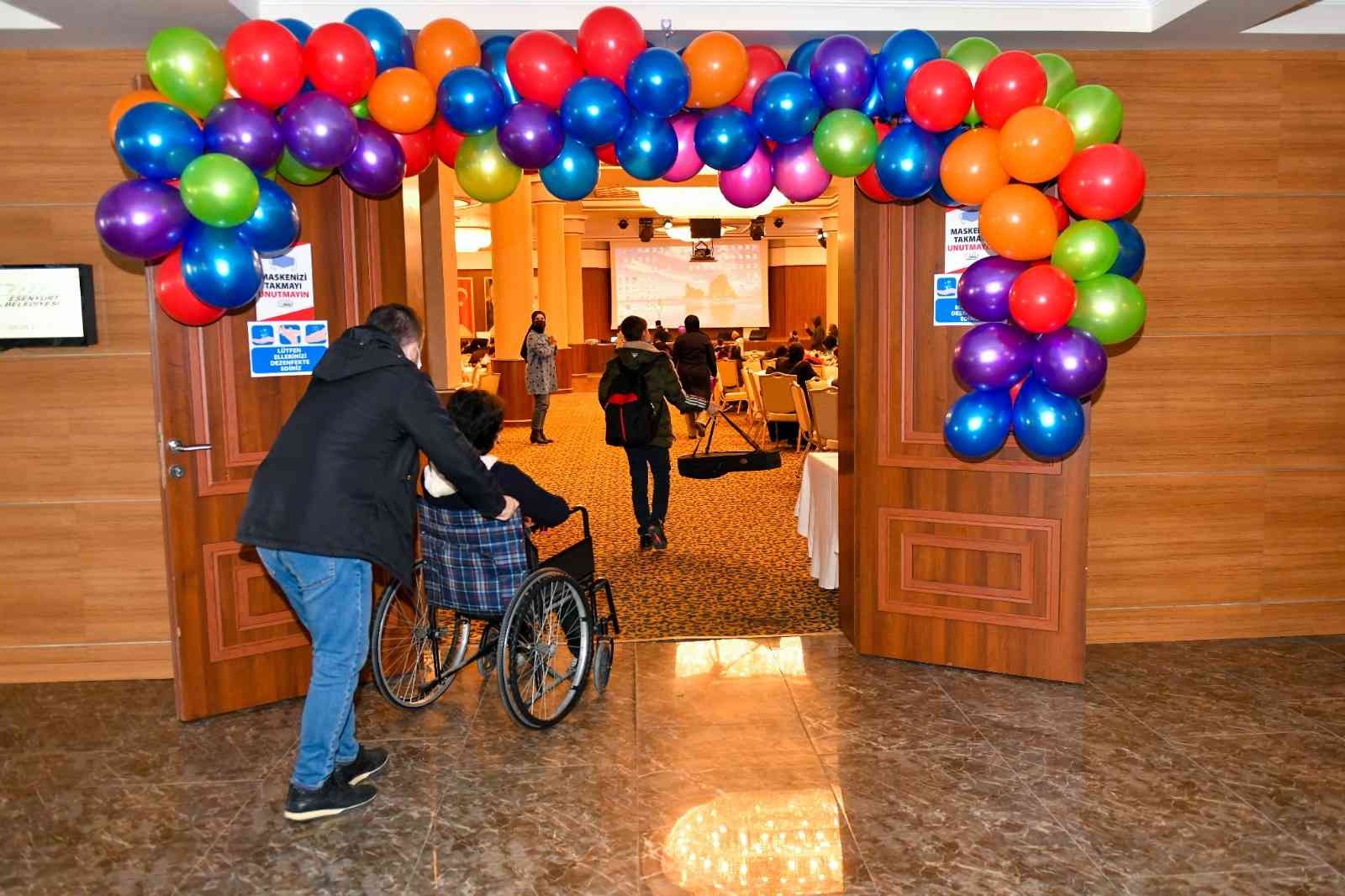 Esenyurt’ta özel çocuklara özel şenlik Esenyurt Belediyesi, ilçede yaşayan özel çocuklar için ‘Özel Çocuk Şenliği’ düzenledi. Aileleriyle birlikte şenliğe katılan çocuklar, tiyatro ...