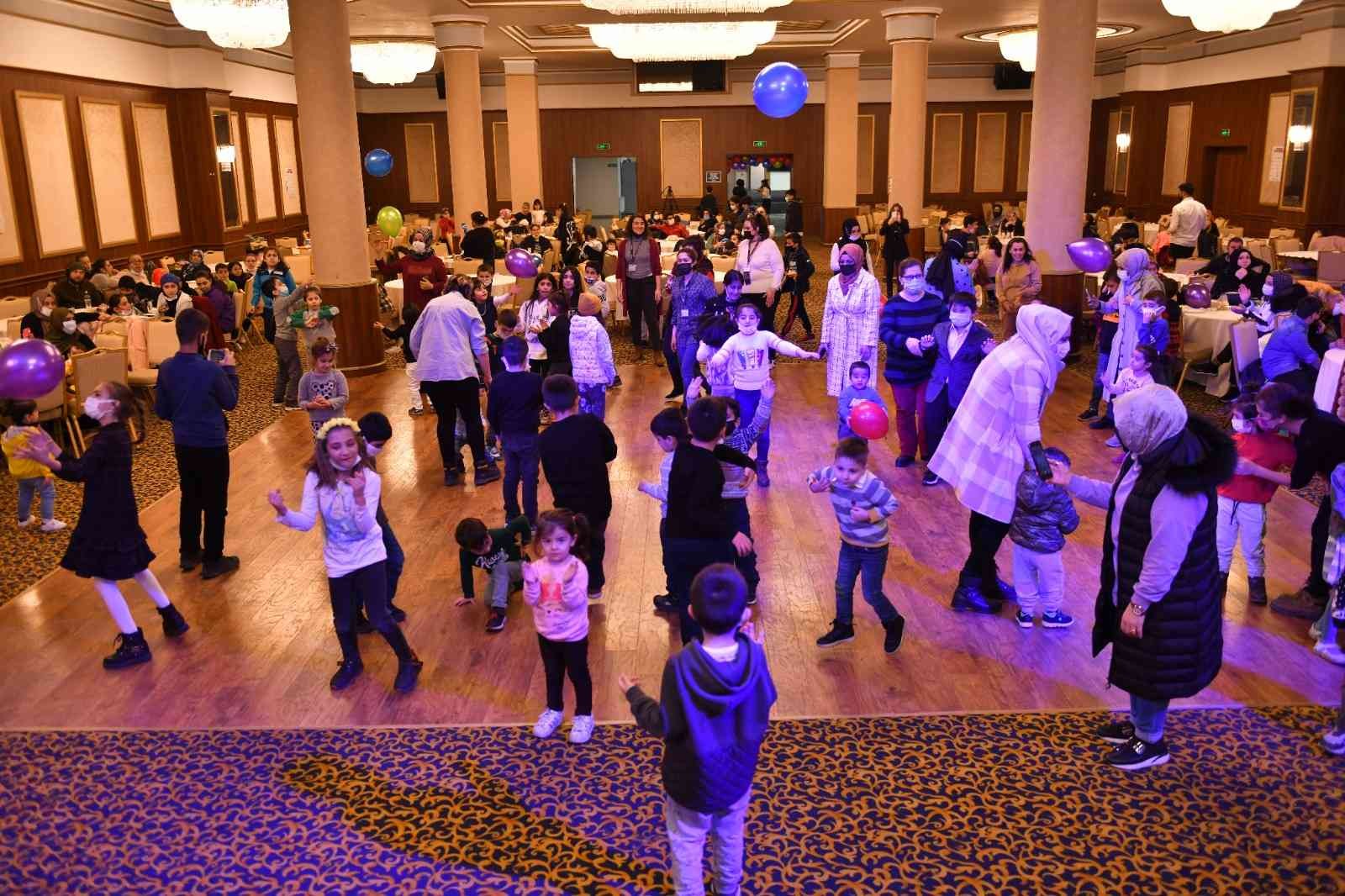 Esenyurt’ta özel çocuklara özel şenlik Esenyurt Belediyesi, ilçede yaşayan özel çocuklar için ‘Özel Çocuk Şenliği’ düzenledi. Aileleriyle birlikte şenliğe katılan çocuklar, tiyatro ...