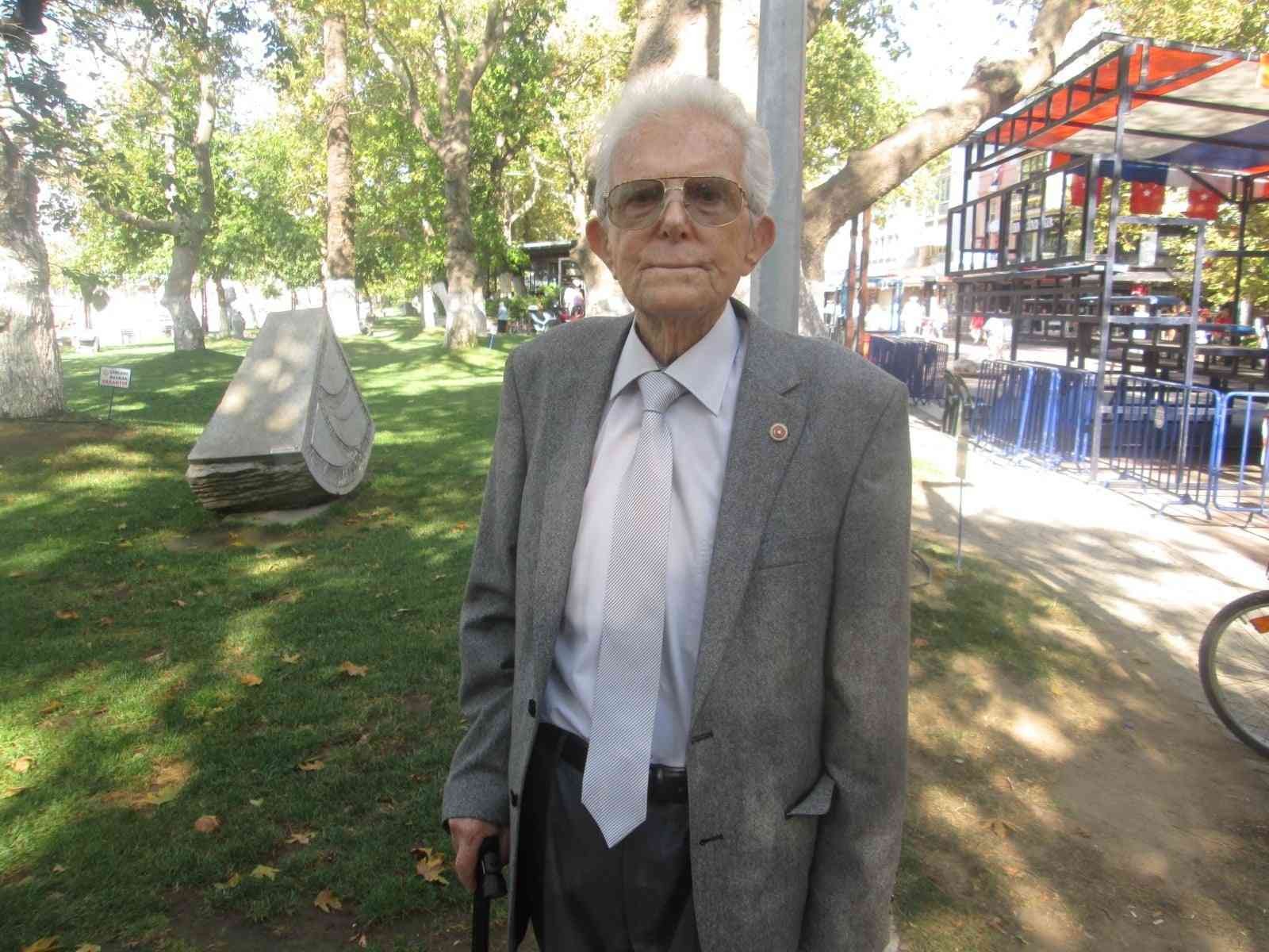 Cumhuriyet Halk Partisi’nin (CHP) eski Kırklareli milletvekili Hasan Tahsin Uzun (97), Balıkesir’in Erdek ilçesinde vefat etti. CHP’li eski ...