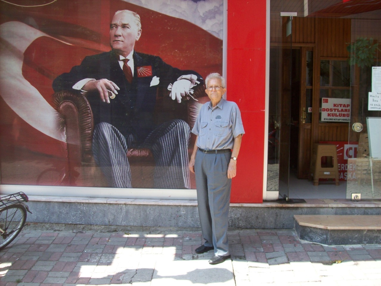 Cumhuriyet Halk Partisi’nin (CHP) eski Kırklareli milletvekili Hasan Tahsin Uzun (97), Balıkesir’in Erdek ilçesinde vefat etti. CHP’li eski ...