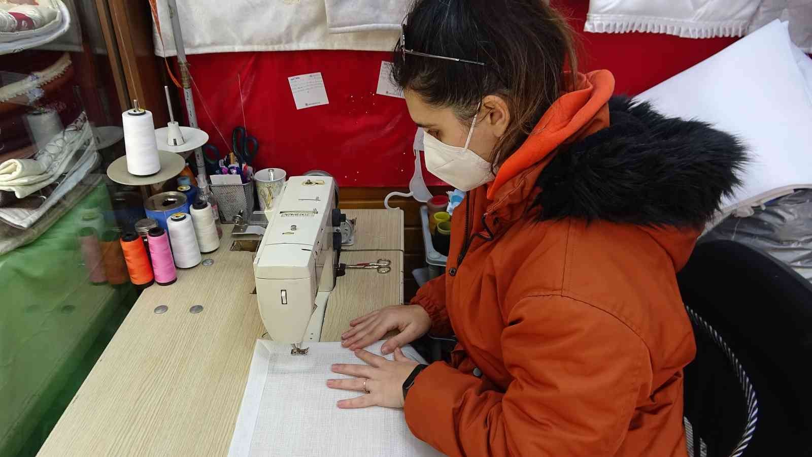 Evde çeyiz yapan kız kalmadı, çeyizcilerin işleri açıldı Son yıllarda evlenecek kızların iş hayatına atıldığı için evde çeyiz yapmaması, çeyizcilerin işine yaradı. Zamanında genç kızlar, evlenecekleri ...