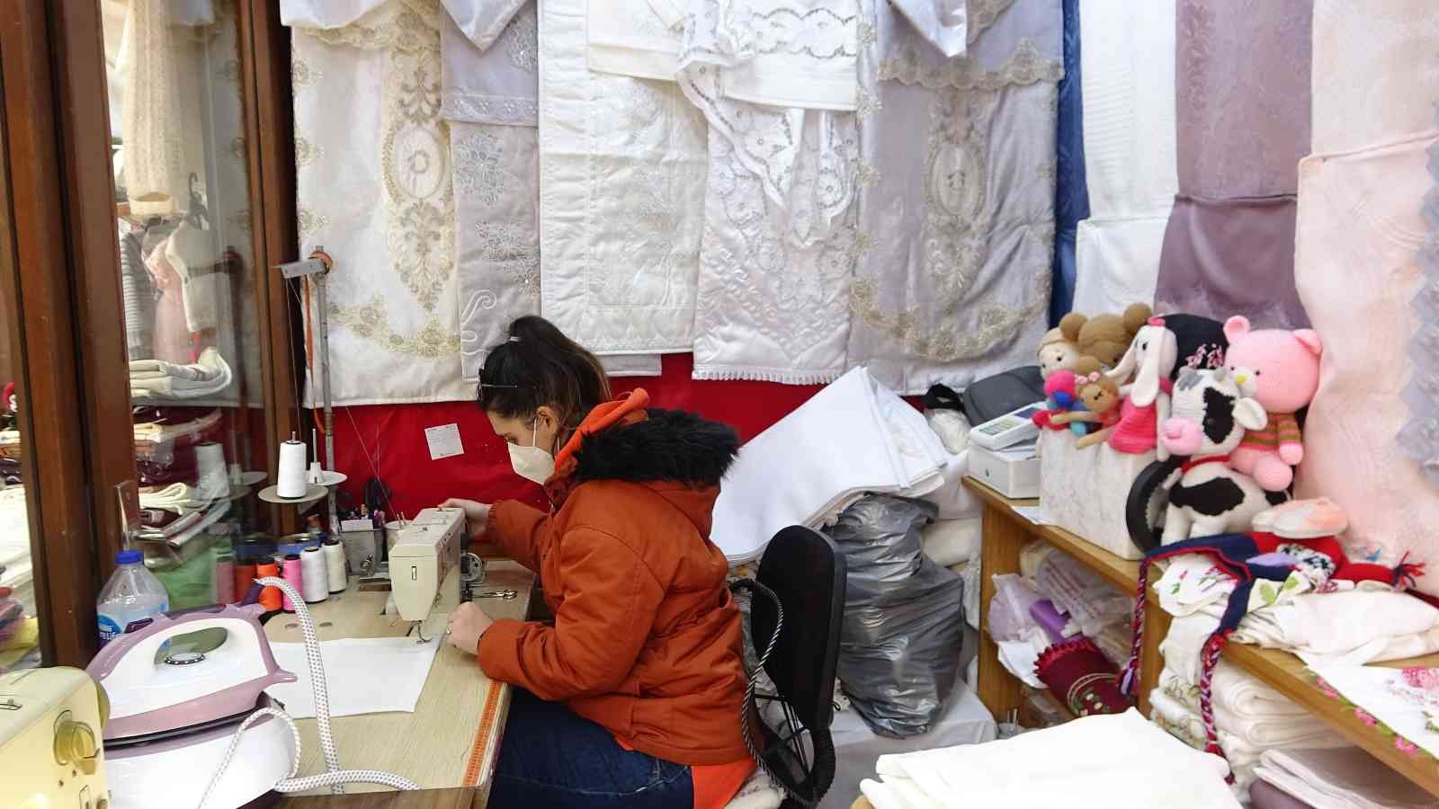 Evde çeyiz yapan kız kalmadı, çeyizcilerin işleri açıldı Son yıllarda evlenecek kızların iş hayatına atıldığı için evde çeyiz yapmaması, çeyizcilerin işine yaradı. Zamanında genç kızlar, evlenecekleri ...