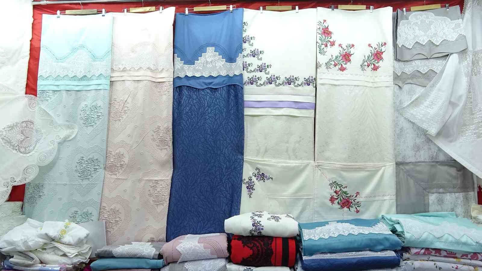 Evde çeyiz yapan kız kalmadı, çeyizcilerin işleri açıldı Son yıllarda evlenecek kızların iş hayatına atıldığı için evde çeyiz yapmaması, çeyizcilerin işine yaradı. Zamanında genç kızlar, evlenecekleri ...