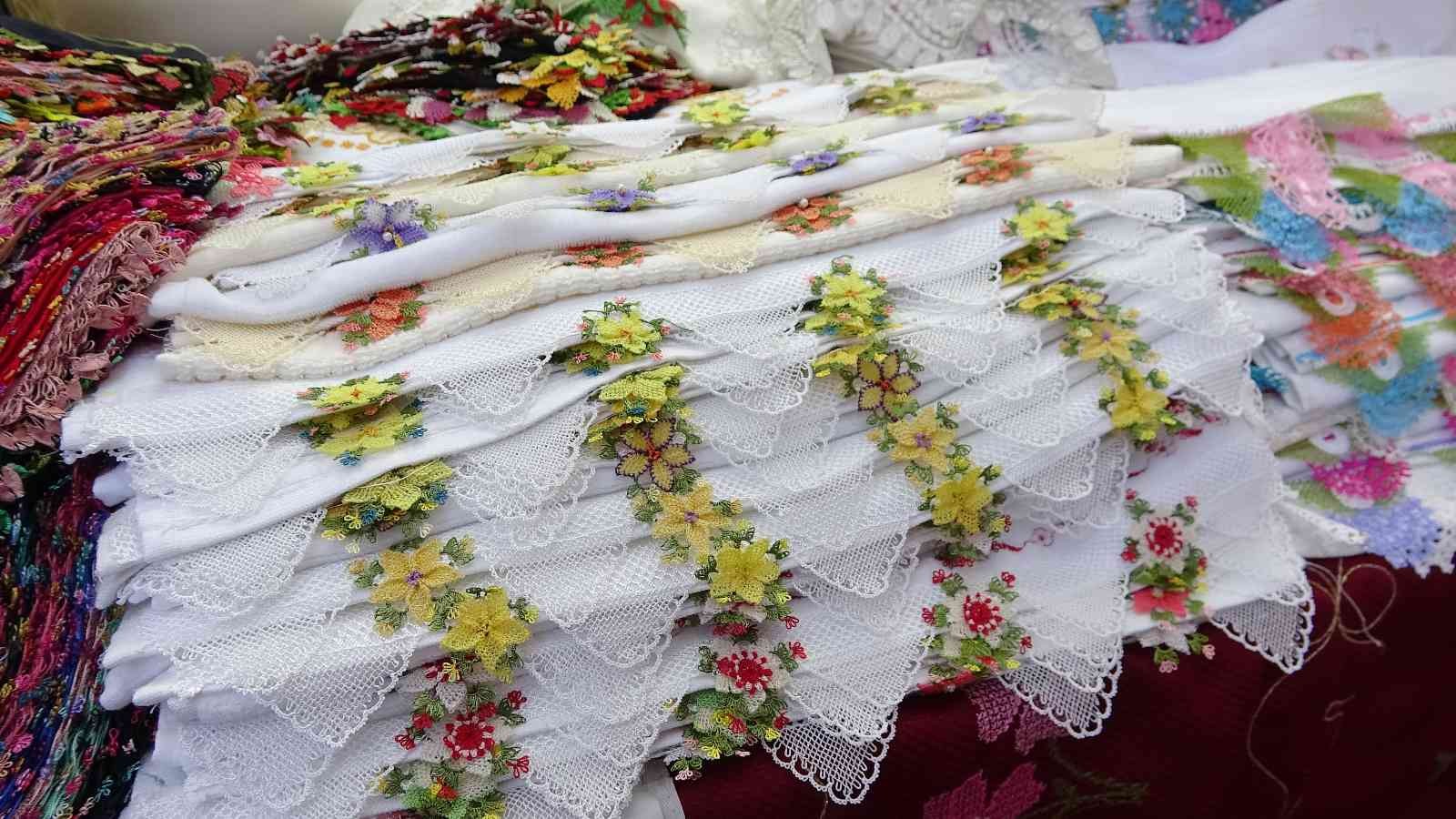 Evde çeyiz yapan kız kalmadı, çeyizcilerin işleri açıldı Son yıllarda evlenecek kızların iş hayatına atıldığı için evde çeyiz yapmaması, çeyizcilerin işine yaradı. Zamanında genç kızlar, evlenecekleri ...