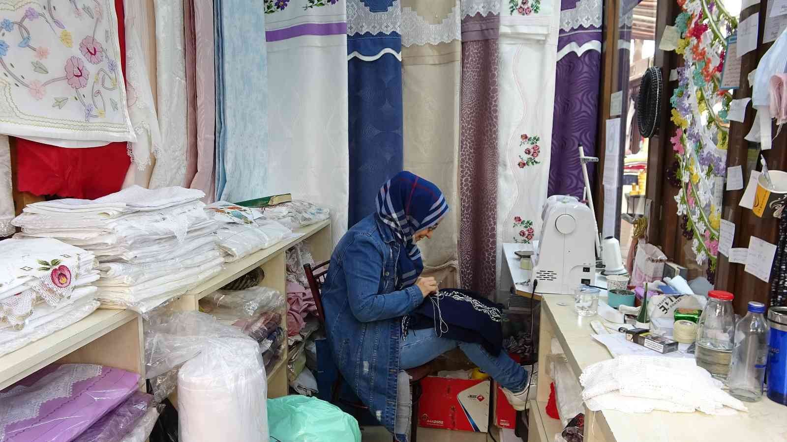 Evde çeyiz yapan kız kalmadı, çeyizcilerin işleri açıldı Son yıllarda evlenecek kızların iş hayatına atıldığı için evde çeyiz yapmaması, çeyizcilerin işine yaradı. Zamanında genç kızlar, evlenecekleri ...