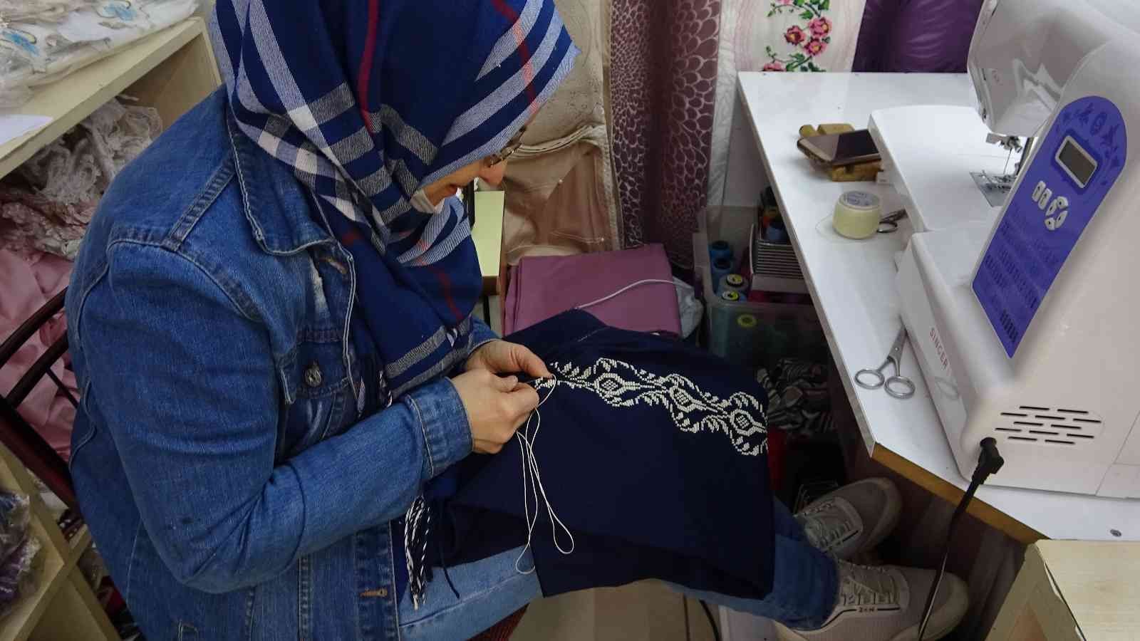 Evde çeyiz yapan kız kalmadı, çeyizcilerin işleri açıldı Son yıllarda evlenecek kızların iş hayatına atıldığı için evde çeyiz yapmaması, çeyizcilerin işine yaradı. Zamanında genç kızlar, evlenecekleri ...