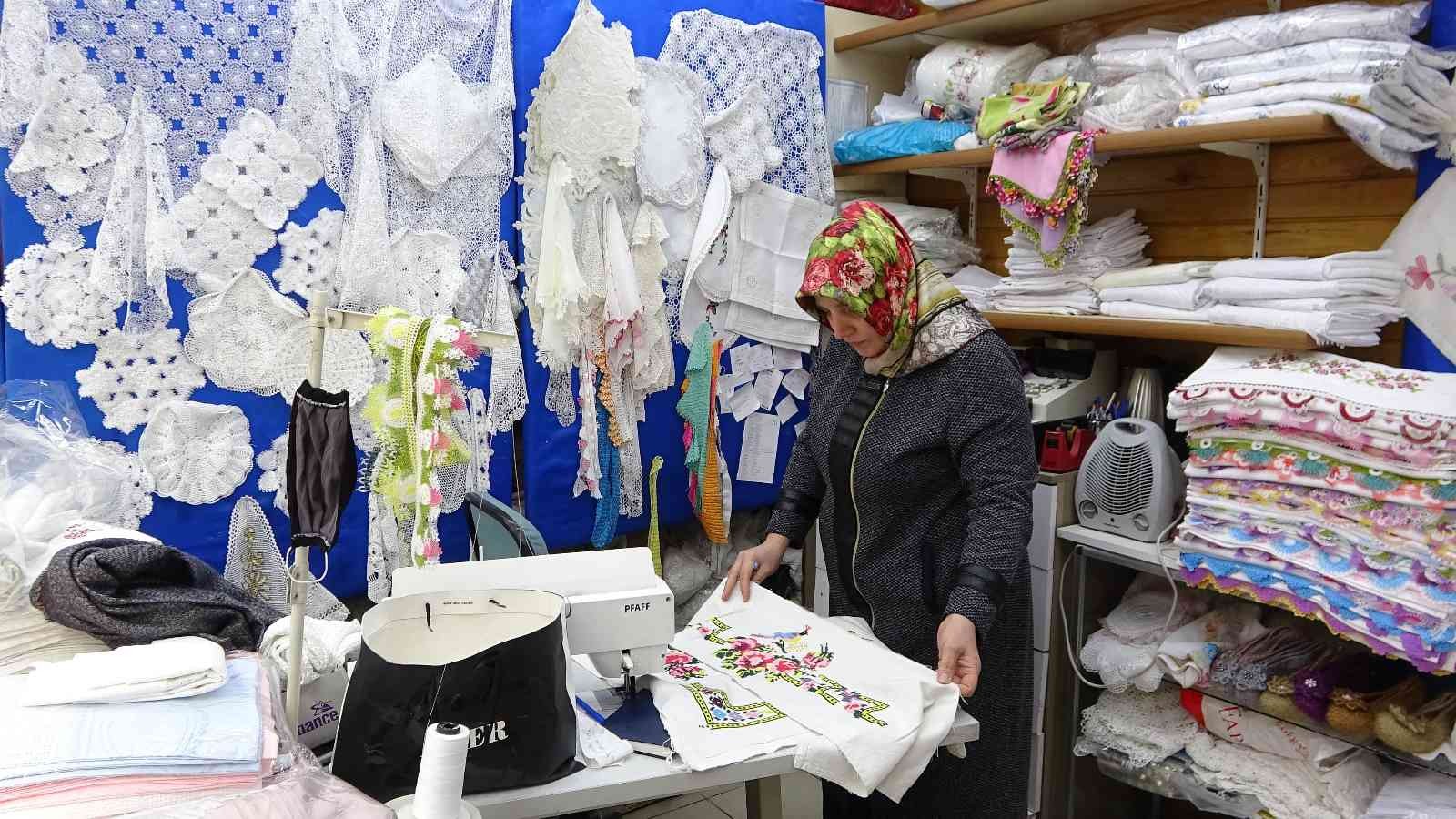 Evde çeyiz yapan kız kalmadı, çeyizcilerin işleri açıldı Son yıllarda evlenecek kızların iş hayatına atıldığı için evde çeyiz yapmaması, çeyizcilerin işine yaradı. Zamanında genç kızlar, evlenecekleri ...