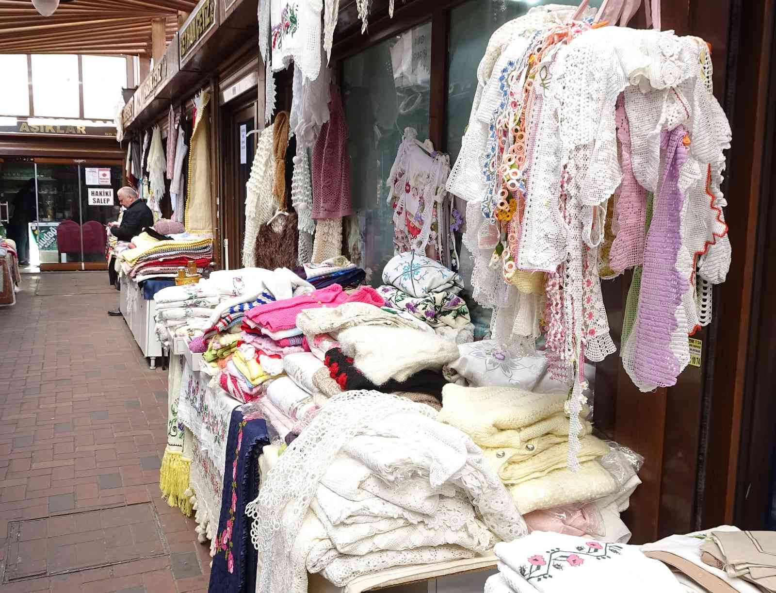 Evde çeyiz yapan kız kalmadı, çeyizcilerin işleri açıldı Son yıllarda evlenecek kızların iş hayatına atıldığı için evde çeyiz yapmaması, çeyizcilerin işine yaradı. Zamanında genç kızlar, evlenecekleri ...