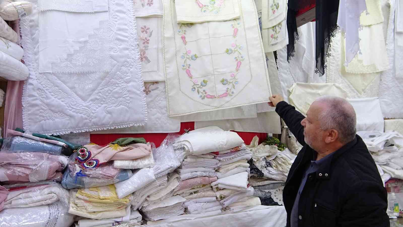 Evde çeyiz yapan kız kalmadı, çeyizcilerin işleri açıldı Son yıllarda evlenecek kızların iş hayatına atıldığı için evde çeyiz yapmaması, çeyizcilerin işine yaradı. Zamanında genç kızlar, evlenecekleri ...