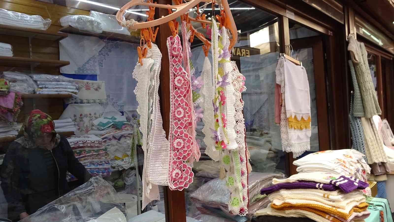 Evde çeyiz yapan kız kalmadı, çeyizcilerin işleri açıldı Son yıllarda evlenecek kızların iş hayatına atıldığı için evde çeyiz yapmaması, çeyizcilerin işine yaradı. Zamanında genç kızlar, evlenecekleri ...