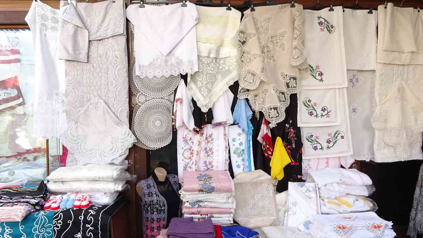 Evde çeyiz yapan kız kalmadı, çeyizcilerin işleri açıldı Son yıllarda evlenecek kızların iş hayatına atıldığı için evde çeyiz yapmaması, çeyizcilerin işine yaradı. Zamanında genç kızlar, evlenecekleri ...