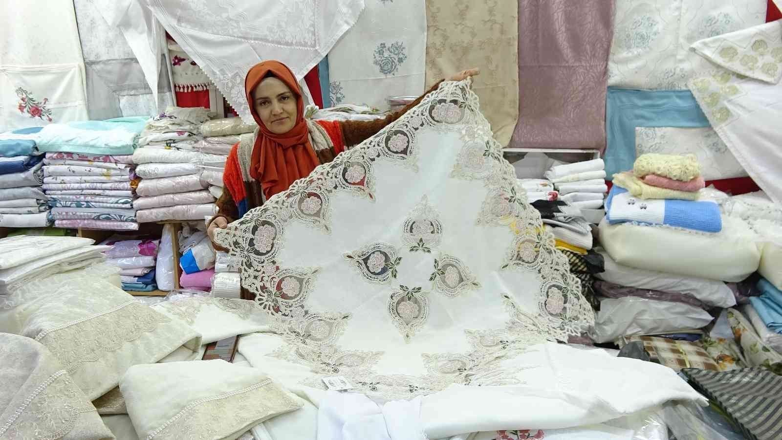 Evde çeyiz yapan kız kalmadı, çeyizcilerin işleri açıldı Son yıllarda evlenecek kızların iş hayatına atıldığı için evde çeyiz yapmaması, çeyizcilerin işine yaradı. Zamanında genç kızlar, evlenecekleri ...