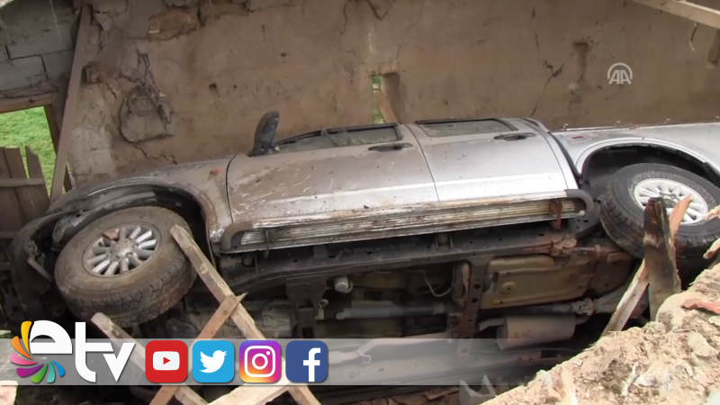 EVİN ÇATISINA KAMYONET DÜŞTÜ