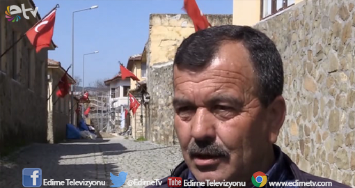 EVLERİNDEN TÜRK BAYRAKLARI İNMİYOR