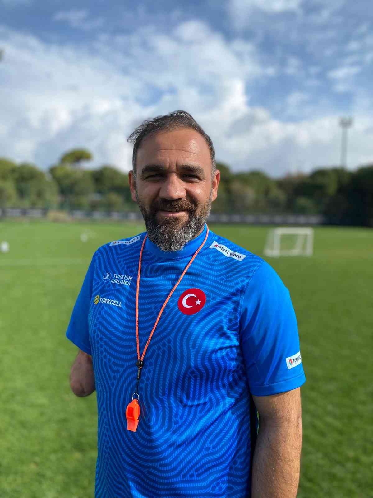 Fatih Karakuş, Ampute Milli Takımı yardımcı antrenörlüğü görevine getirildi Şahinbey Ampute Futbol Takımı’nın ve Ampute Futbol Milli Takımı’nın kalesini yıllardır başarı ile koruyan Fatih Karakuş, Ampute Milli Takımı ...