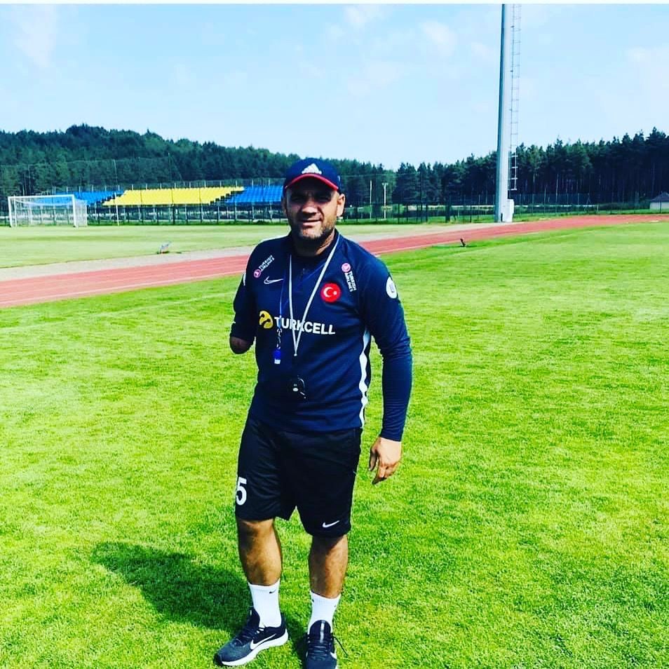 Fatih Karakuş, Ampute Milli Takımı yardımcı antrenörlüğü görevine getirildi Şahinbey Ampute Futbol Takımı’nın ve Ampute Futbol Milli Takımı’nın kalesini yıllardır başarı ile koruyan Fatih Karakuş, Ampute Milli Takımı ...