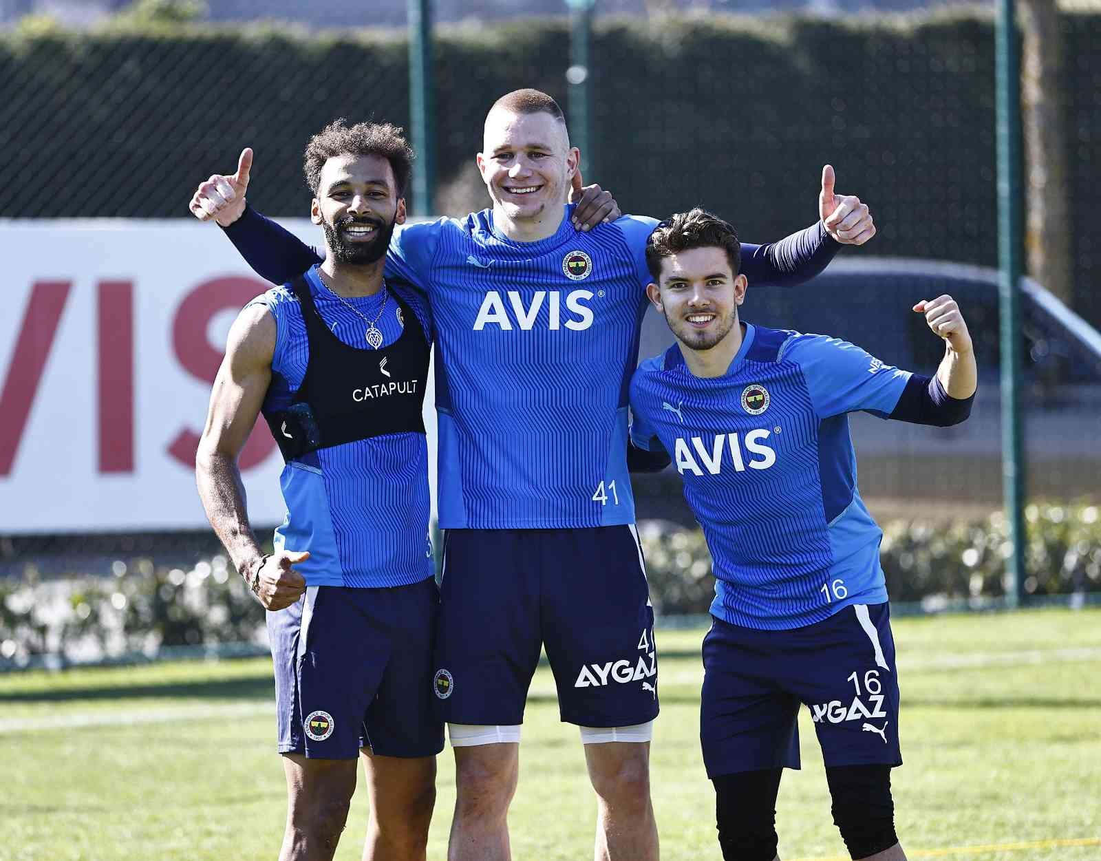 Fenerbahçe’de Slavia Prag mesaisi başladı Fenerbahçe, UEFA Konferans Ligi Play-Off turu ikinci maçında Slavia Prag ile deplasmanda oynayacağı mücadelenin hazırlıklarına başladı. UEFA ...