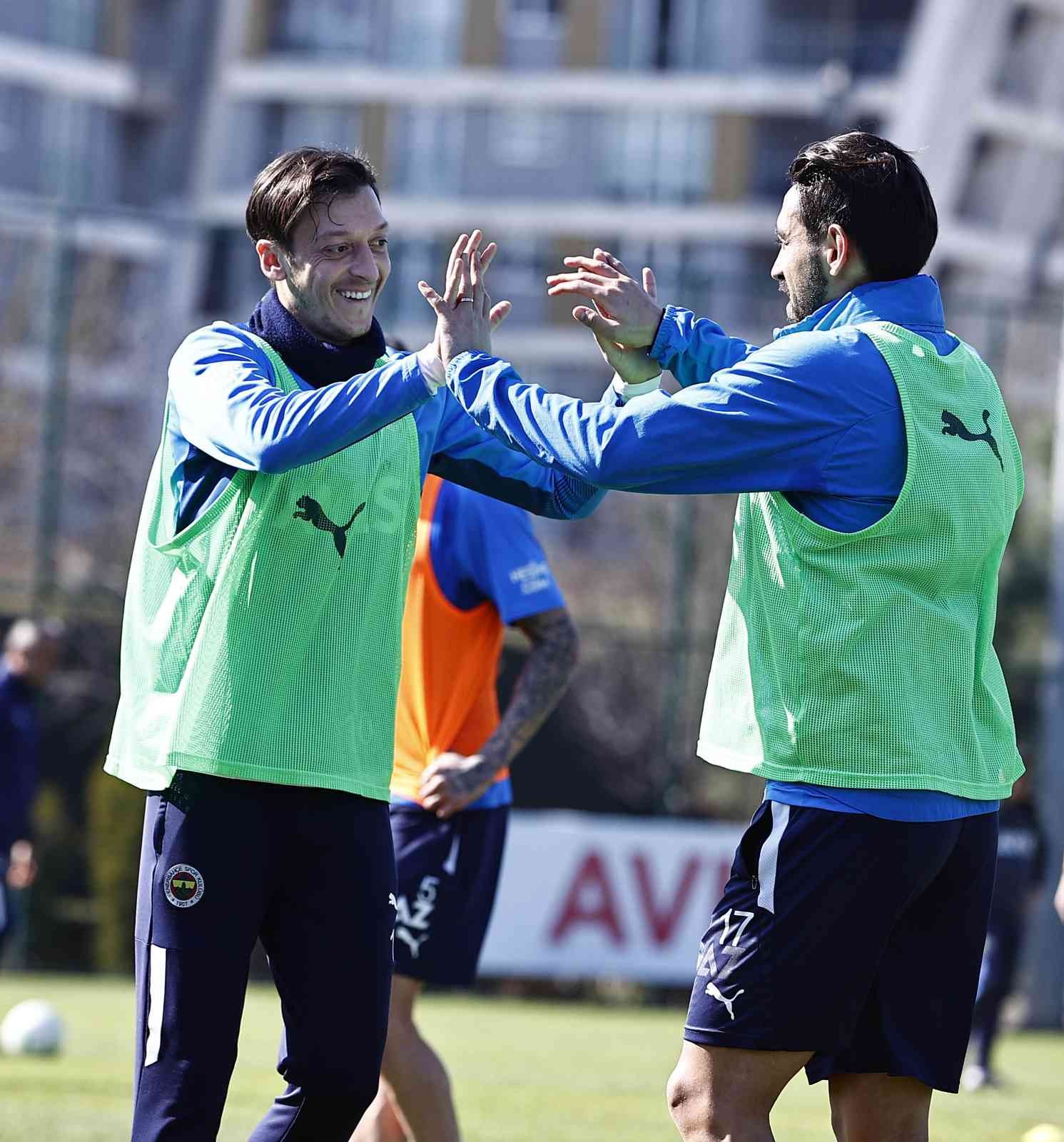 Fenerbahçe’de Slavia Prag mesaisi başladı Fenerbahçe, UEFA Konferans Ligi Play-Off turu ikinci maçında Slavia Prag ile deplasmanda oynayacağı mücadelenin hazırlıklarına başladı. UEFA ...