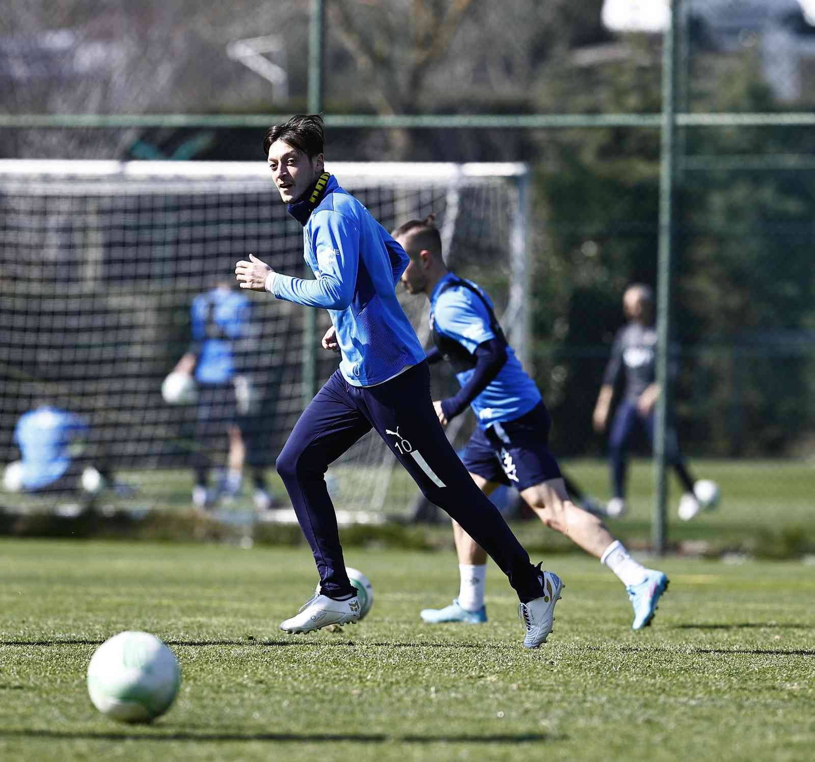 Fenerbahçe’de Slavia Prag mesaisi başladı Fenerbahçe, UEFA Konferans Ligi Play-Off turu ikinci maçında Slavia Prag ile deplasmanda oynayacağı mücadelenin hazırlıklarına başladı. UEFA ...