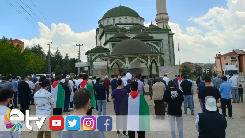 FİLİSTİNLİLER İÇİN GIYABİ CENAZE NAMAZI KILINDI