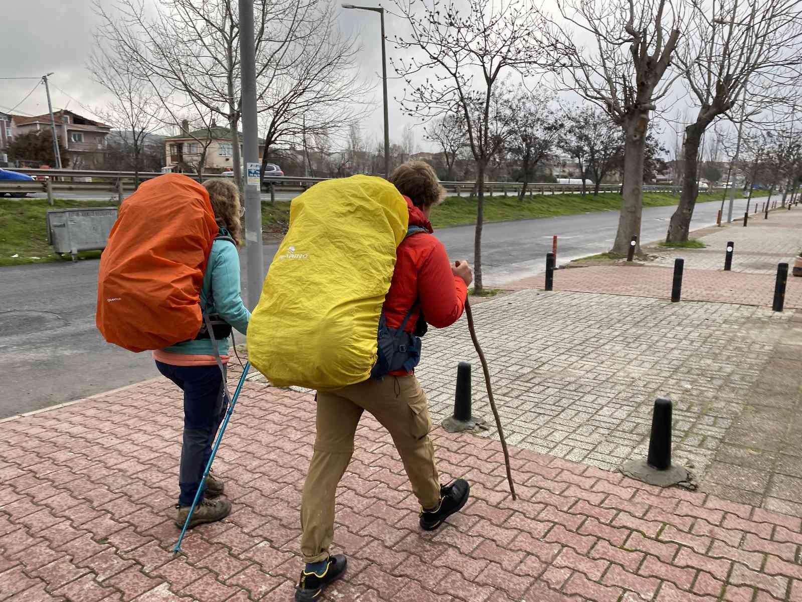 Fransız bir kadın ve bir erkek gezgin, 4 buçuk aydır yaklaşık 5 ülke dolaşıp Kudüs’e kadar dünya barışı için yürümeyi hedefliyor. Gezginler son ...