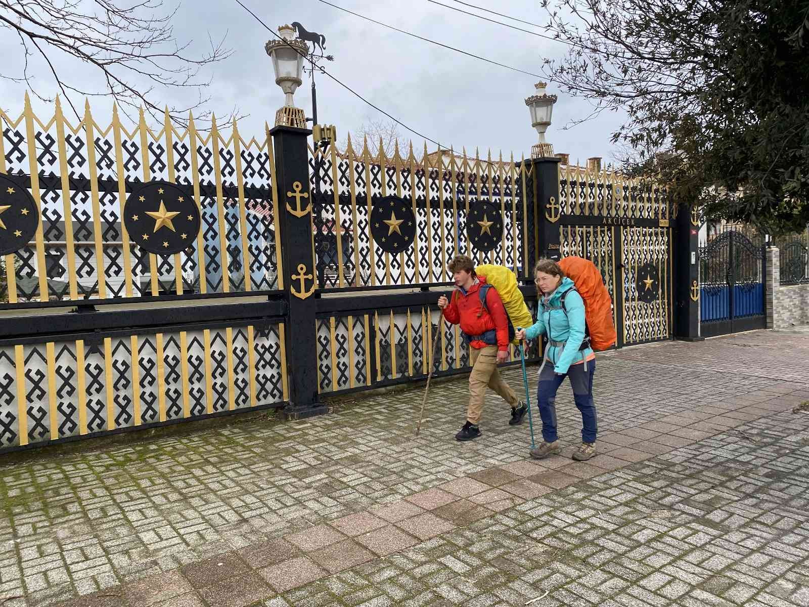Fransız bir kadın ve bir erkek gezgin, 4 buçuk aydır yaklaşık 5 ülke dolaşıp Kudüs’e kadar dünya barışı için yürümeyi hedefliyor. Gezginler son ...