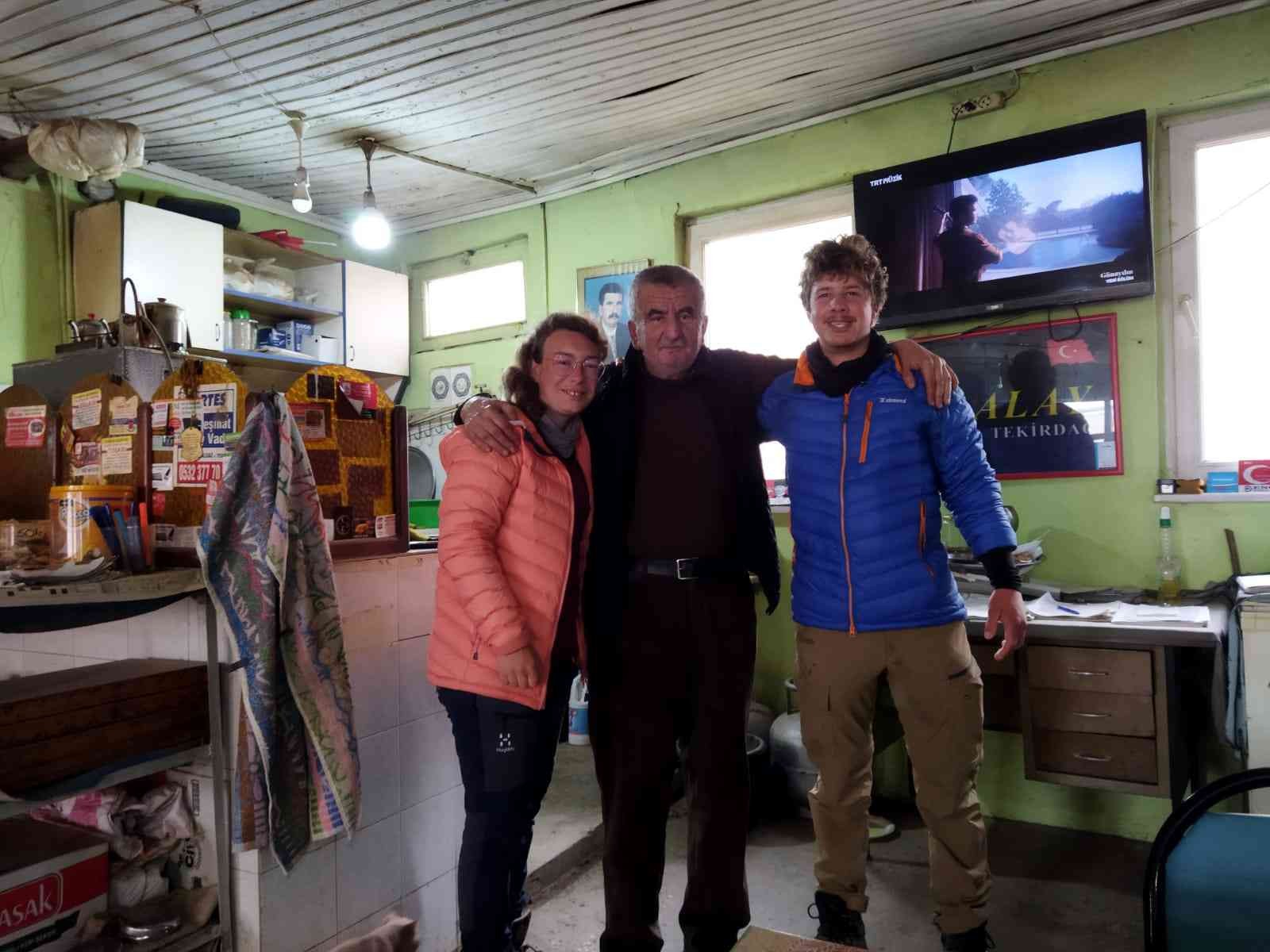 Fransız bir kadın ve bir erkek gezgin, 4 buçuk aydır yaklaşık 5 ülke dolaşıp Kudüs’e kadar dünya barışı için yürümeyi hedefliyor. Gezginler son ...