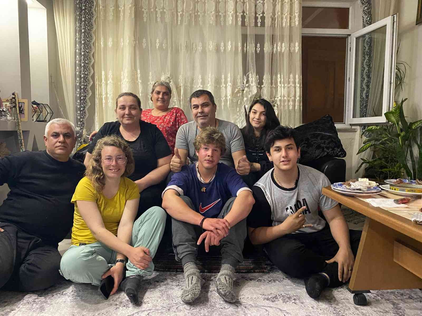 Fransız bir kadın ve bir erkek gezgin, 4 buçuk aydır yaklaşık 5 ülke dolaşıp Kudüs’e kadar dünya barışı için yürümeyi hedefliyor. Gezginler son ...