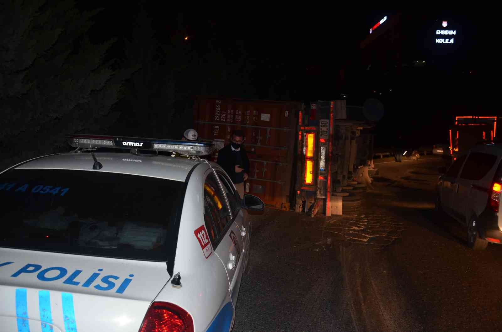 Gebze’de virajı alamayan tır devrildi: 1 yaralı Kocaeli’nin Gebze ilçesinde virajı alamayarak devrilen tırın sürücüsü yaralandı. Kaza, Gebze ilçesi D-100 karayolu Eskihisar bağlantı yolunda ...