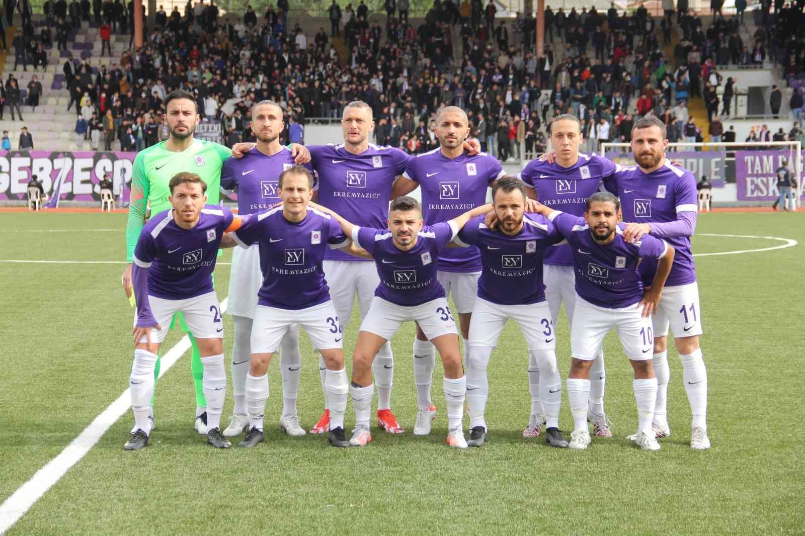 Gebzespor şampiyonluk yarışında ikinci sıraya yerleşti Bölgesel Amatör Lig ekiplerinden Gebzespor, kendi sahasında Kullar 1975 Spor’u 2-1 mağlup ederek şampiyonluk yarışında ikinci sıraya yerleşti ...