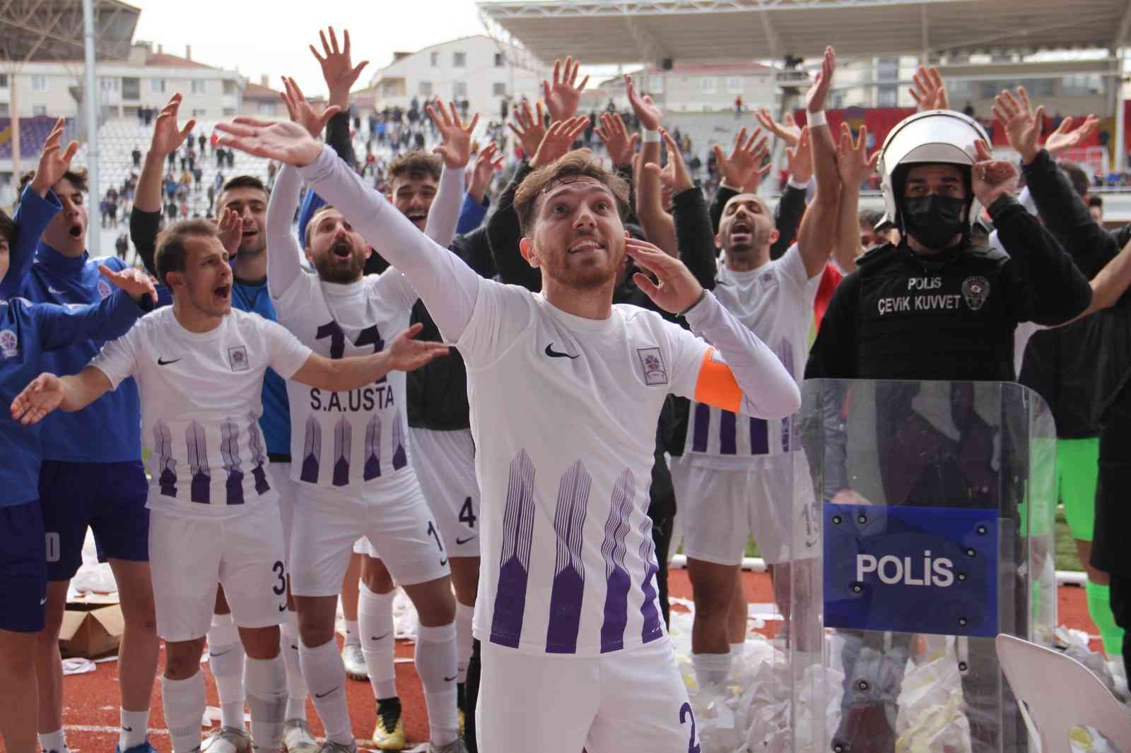 Gebzespor şampiyonluk yarışında ikinci sıraya yerleşti Bölgesel Amatör Lig ekiplerinden Gebzespor, kendi sahasında Kullar 1975 Spor’u 2-1 mağlup ederek şampiyonluk yarışında ikinci sıraya yerleşti ...