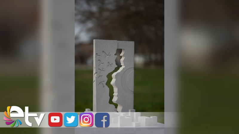 GÖÇ ANITINI GÖÇMEN SANATÇI TASARLADI