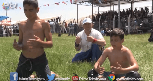 GÜREŞİ BIRAKIP DUA ETMEYE BAŞLADILAR