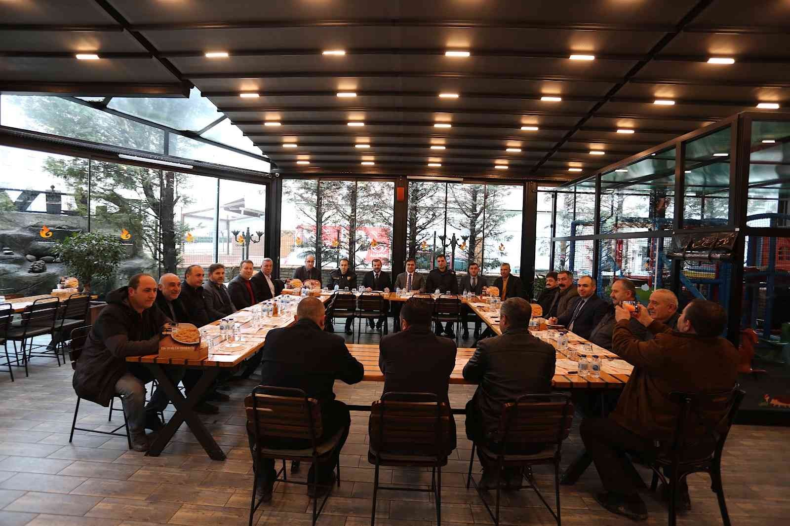 Gürsu’nun muhtarları mahallelerinin ihtiyaçlarını anlattı Gürsu’nun gelişimi, mahalle muhtarlarının katılımıyla düzenlenen toplantıda değerlendirildi. Gürsu Kaymakamı Naif Yavuz, Gürsu Belediye Başkanı ...