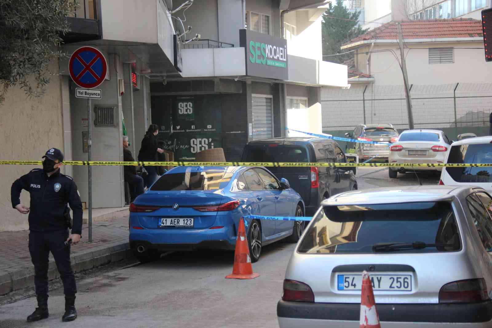 Haber sitesi sahibine ofisinde silahlı saldırı Kocaeli’de bir internet haber sitesinin sahibi olan Güngör Arslan, iş yerinde kimliği belirlenemeyen kişi veya kişilerce silahlı saldırıya uğradı ...