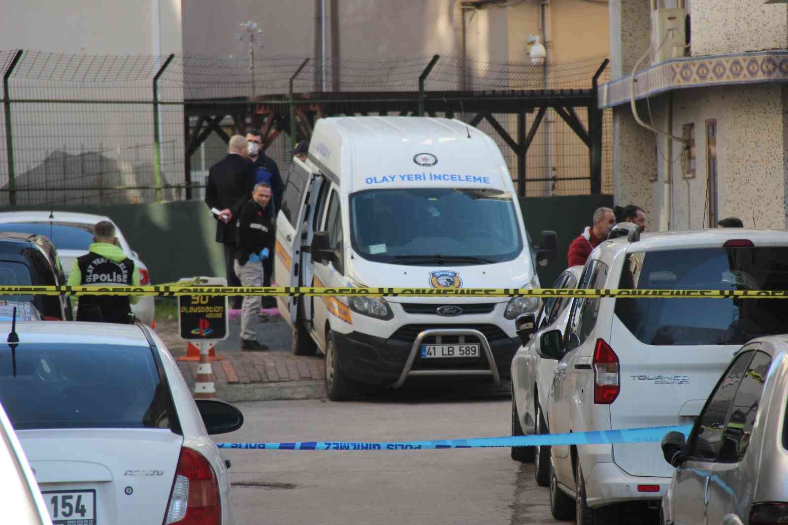 Haber sitesi sahibine ofisinde silahlı saldırı Kocaeli’de bir internet haber sitesinin sahibi olan Güngör Arslan, iş yerinde kimliği belirlenemeyen kişi veya kişilerce silahlı saldırıya uğradı ...