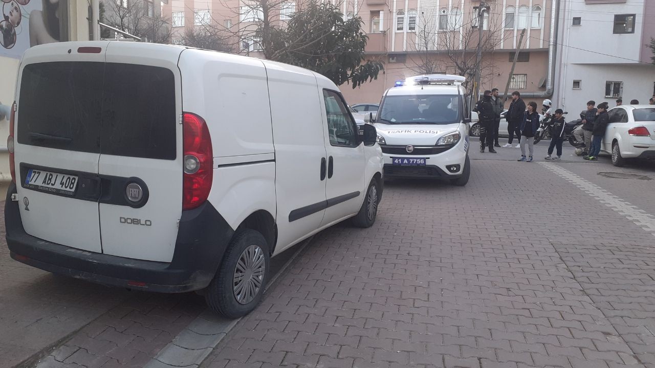 Hafif ticari araç ile çarpışan motosikletin sürücüsü yaralandı Kocaeli’nin Darıca ilçesinde caddede seyir halindeyken sokak arasından çıkan hafif ticari araç ile çarpışan motosikletin sürücüsü yaralandı. Kaza ...