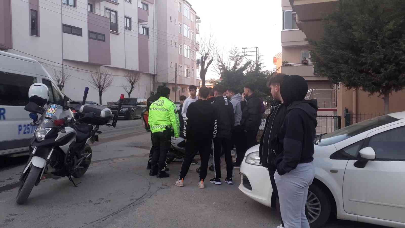 Hafif ticari araç ile çarpışan motosikletin sürücüsü yaralandı Kocaeli’nin Darıca ilçesinde caddede seyir halindeyken sokak arasından çıkan hafif ticari araç ile çarpışan motosikletin sürücüsü yaralandı. Kaza ...