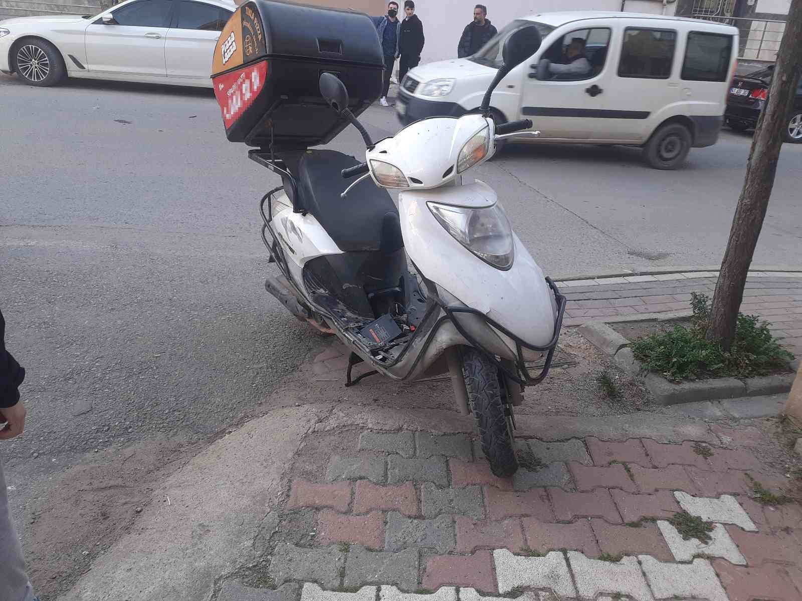 Hafif ticari araç ile çarpışan motosikletin sürücüsü yaralandı Kocaeli’nin Darıca ilçesinde caddede seyir halindeyken sokak arasından çıkan hafif ticari araç ile çarpışan motosikletin sürücüsü yaralandı. Kaza ...