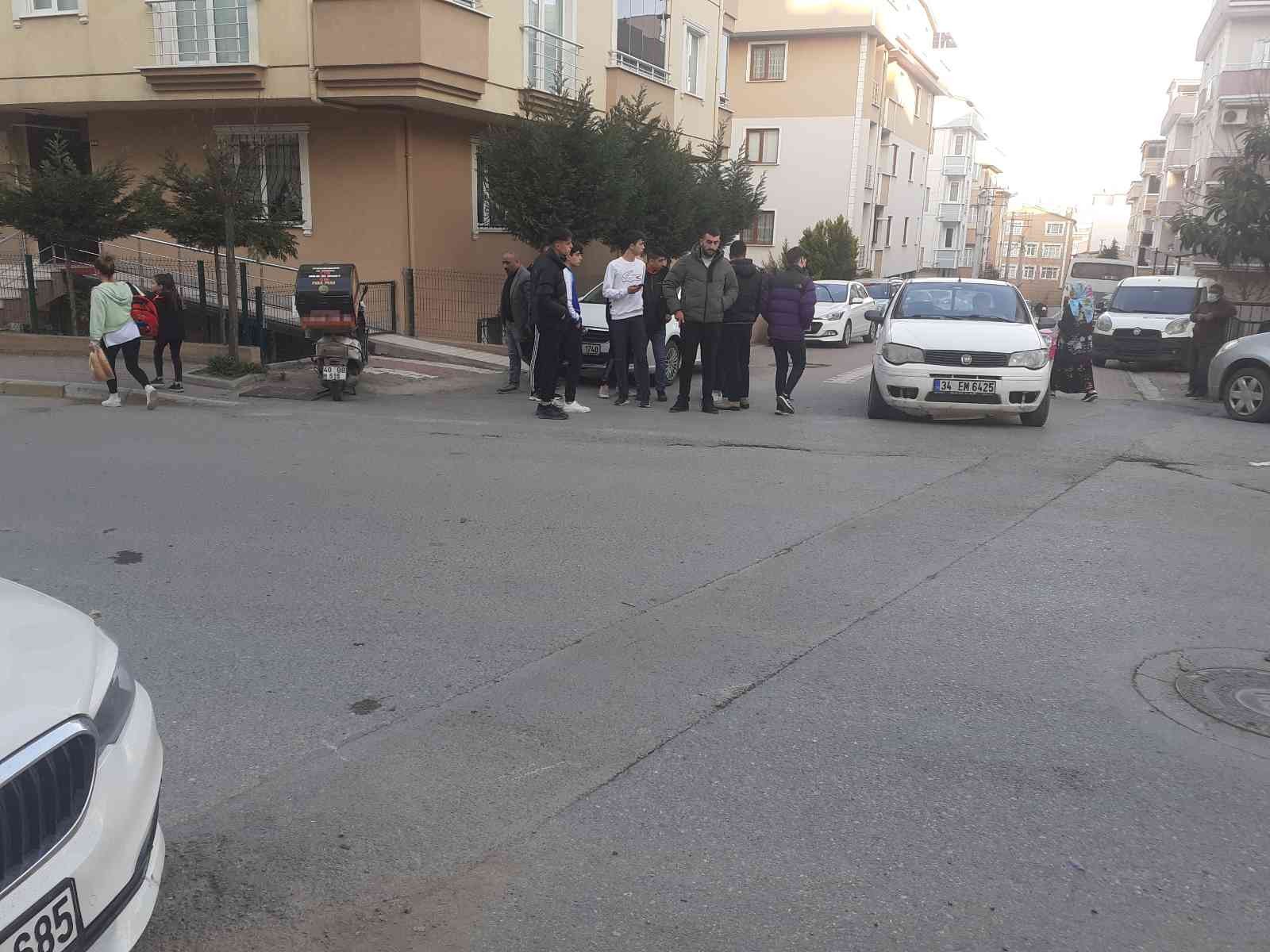 Hafif ticari araç ile çarpışan motosikletin sürücüsü yaralandı Kocaeli’nin Darıca ilçesinde caddede seyir halindeyken sokak arasından çıkan hafif ticari araç ile çarpışan motosikletin sürücüsü yaralandı. Kaza ...