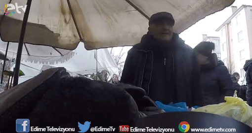 HALK PAZARINA ŞARKILARIYLA NEŞE KATIYOR